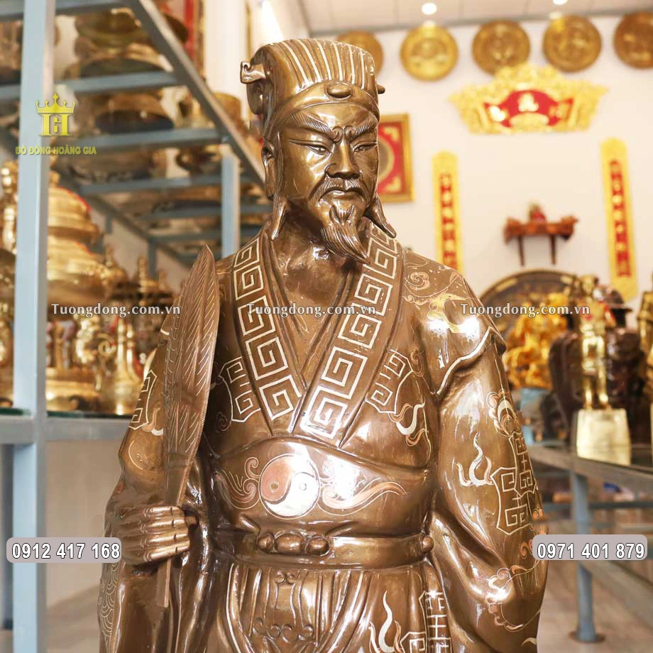 Ông được đúc theo dáng đứng với tay cầm quạt